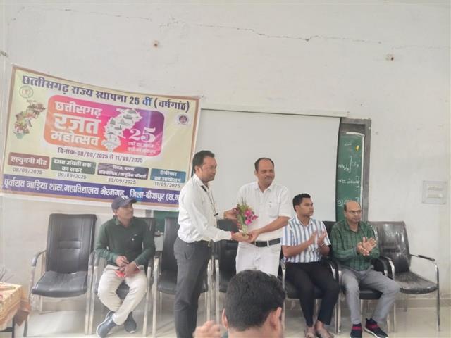 राज्य के रजत जयंती के अवसर पर आयोजित सेमीनार मे मुख्य अतिथि (खण्ड शिक्षा अधिकारी) का स्वागत 